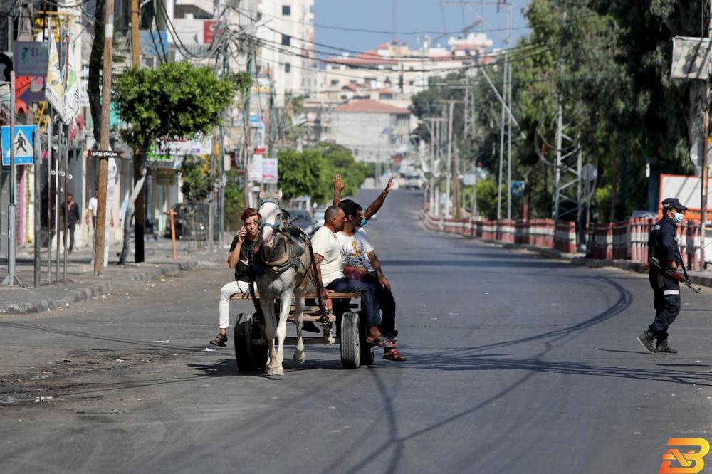 رجل فلسطيني يضع كمامة على وجهه في متجر في قطاع غزة يوم 9 يونيو حزيران 2020. تصوير: إبراهيم أبو مصطفى - رويترز غزة تفرض إجراءات عزل عام في محاولة لاحتواء أول تفش لكورونا