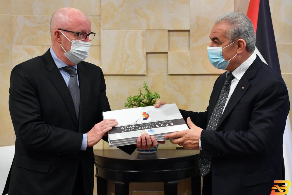 رئيس الوزراء محمد اشتية يتسلم الأطلس من المنسق الخاص للأمم المتحدة (UNSCO) جيمي ماكجولدريك الأول في العالم-إطلاق أطلس التنمية المستدامة في فلسطين
