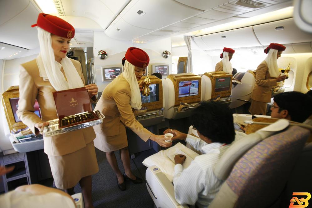 مضيفات خلال جولة جوية نظمتها شركة طيران الامارات في دبي يوم 7 سبتمبر ايلول 2007. تصوير: احمد جاد الله - رويترز الإمارات والاتحاد تطلبان من أطقم الضيافة الحصول على إجازات بدون أجر