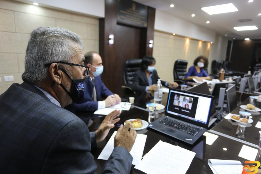 جانب من الاجتماع الصالح يبحث مع بعثة البنك الدولي ومجموعة مانحين خطة العمل المستقبلية