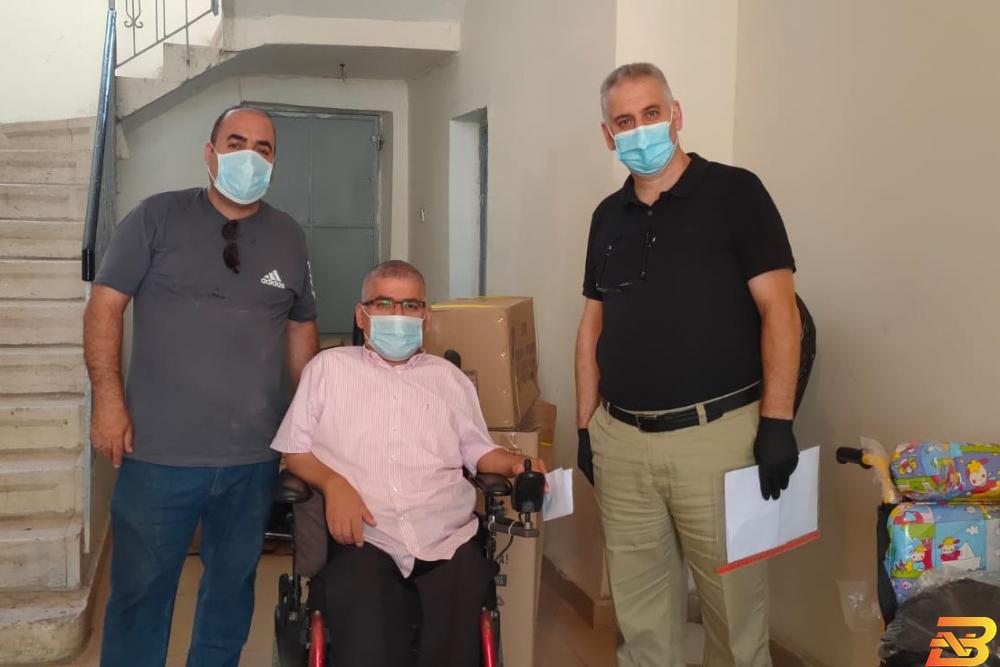 جانب من تسليم المستلزمات المشروبات الوطنية تتبرع بمستلزمات طبية مساندة لجمعية في القدس