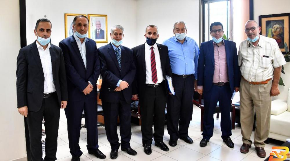 المشاركون في الاجتماع حل أزمة مستشفى المقاصد المالية