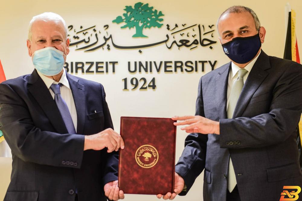 جانب من توقيع المذكرة توقيع مذكرة تفاهم بين شركة ريتش لخدمات الاتصالات وجامعة بيرزيت