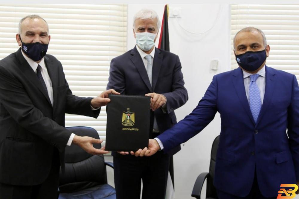 جانب من توقيع المذكرة ’التربية’ ومجموعة الاتصالات توقعان مذكرة لتطوير الإنترنت لخدمة التعليم