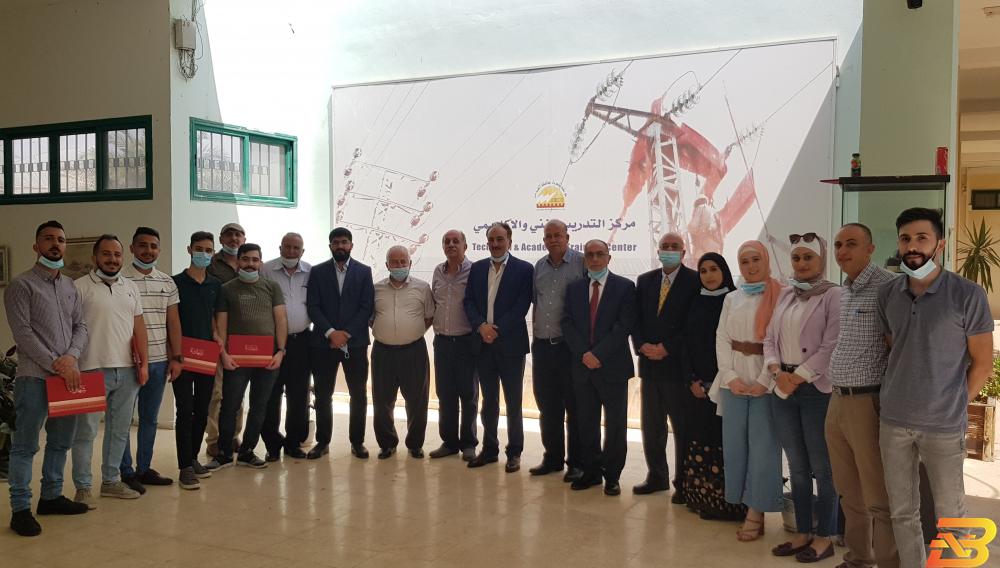 جانب من الحفل الحاضنة الفلسطينية للطاقة وكهرباء القدس تخرّجان دورة في الجهد المنخفض