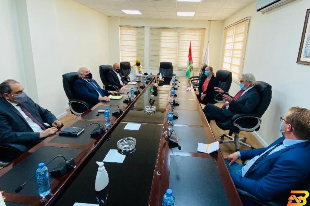 جانب من اللقاء بشارة يطالب الدول المانحة بالضغط على إسرائيل لوقف الخروقات المالية