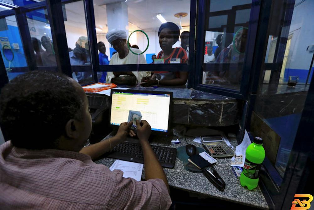 صراف يقوم بعد دولارات أمريكية في شركة للرافة في الخرطوم - صورة من أرشيف رويترز. السودان يعلن حالة طوارئ اقتصادية بسبب تراجع العملة