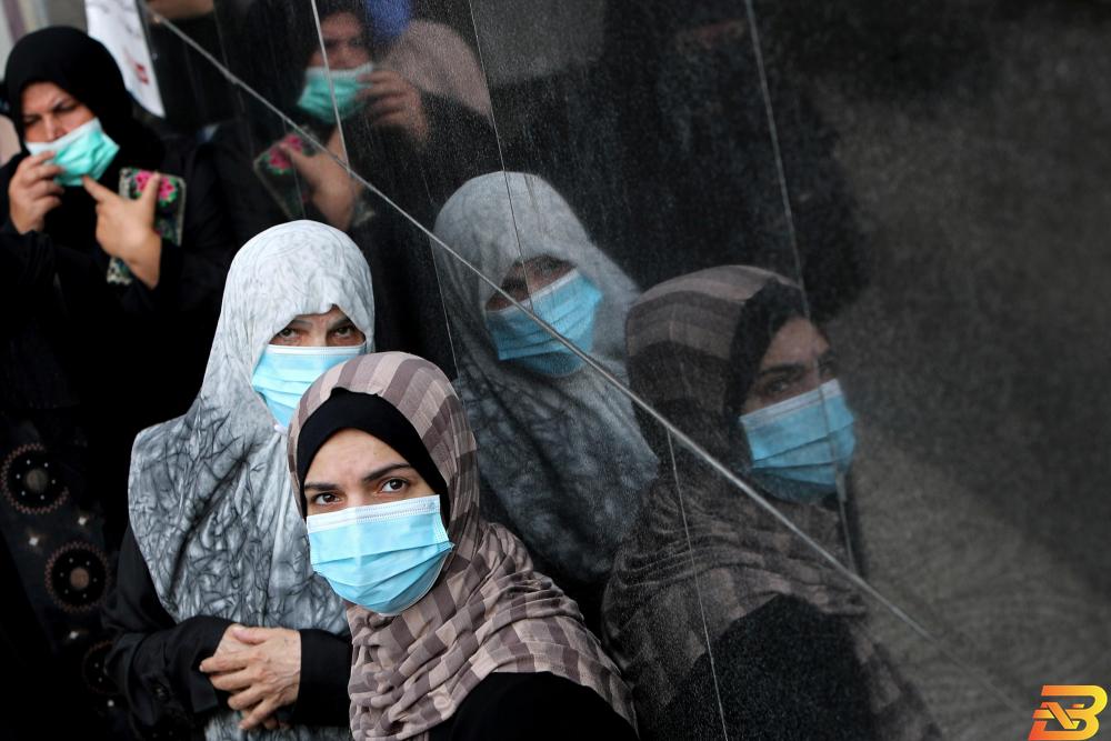 مواطنات يرتدين الكمامات الواقية في قطاع غزة-تصوير رويترز 238 وفاة و38516 إصابة-سيناريو الإغلاق يلوح في الأفق