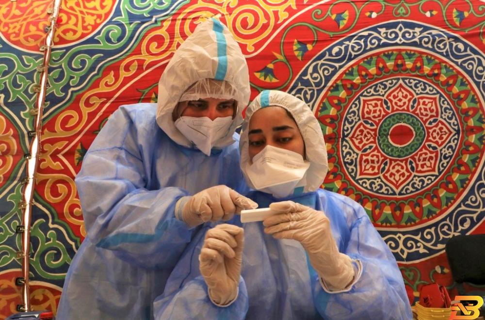 إجراء فحص الكشف عن كورونا في الخليل-تصوير وكالات حصيلة: 255 وفاة وأكثر من 40 ألف إصابة بالكورونا