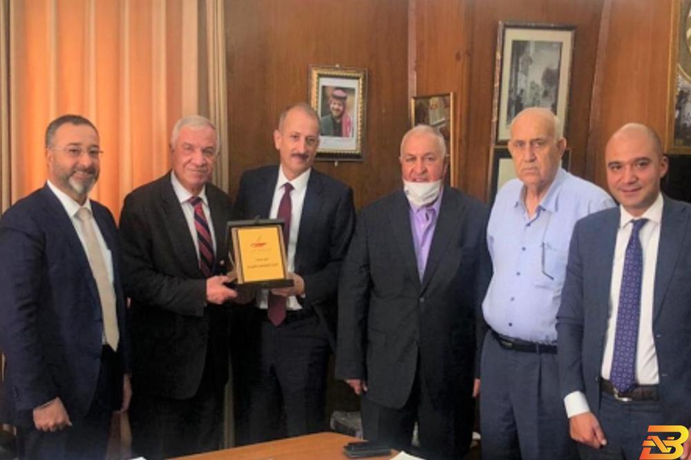 جانب من اللقاء أوقاف القدس والبنك الاسلامي العربي يبحثان سبل التعاون