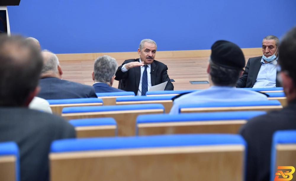 رئيس الوزراء محمد اشتية يترأس اجتماع اللجنة لجنة الطوارئ العليا تبحث اتخاذ إجراءات للحد من التفشي المتسارع للوباء
