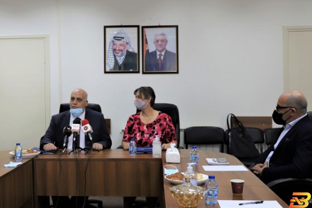 جانب من توقيع الاتفاقية وزارة العمل: اتفاقية لدعم المنشآت المتضررة من جائحة كورونا