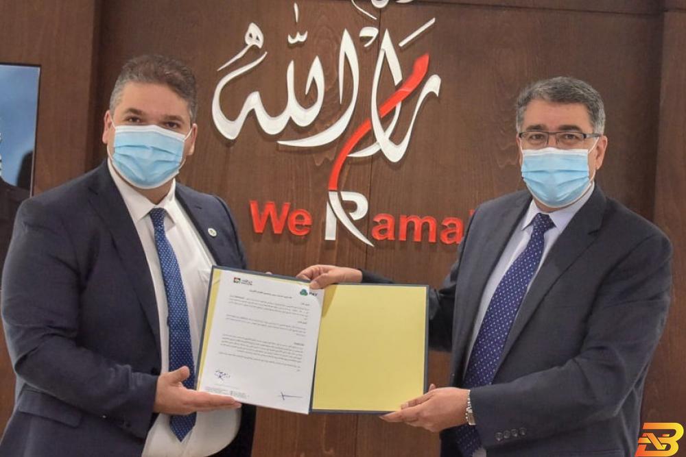 جانب من توقيع الاتفاقية توقيع اتفاقية تعاون بين Jawwal Pay وبلدية رام الله