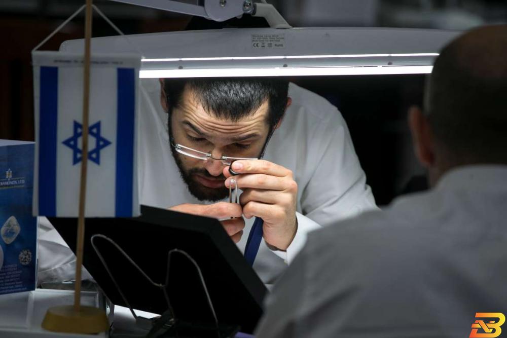 خبير يفحص ألماسة خلال الاسبوع العالمي للألماس في رامات جان بإسرائيل. رويترز اتفاق تعاون بين بورصتي الألماس في إسرائيل ودبي