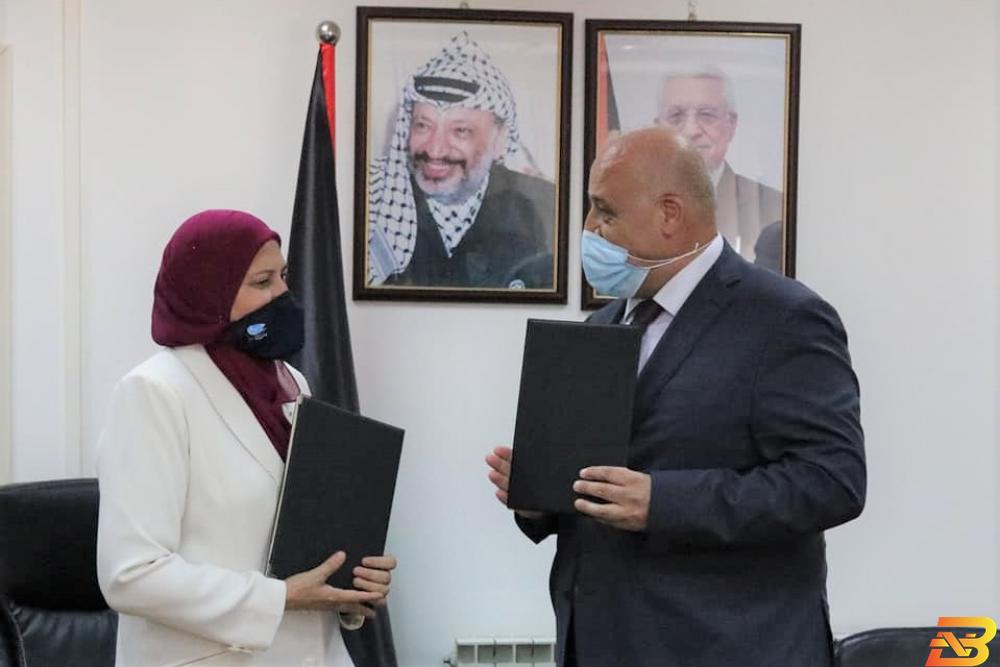 جانب من توقيع المذكرة توقيع مذكرة تعاون لمأسسة قضايا النوع الاجتماعي في قطاع العمل