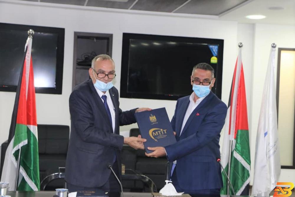 جانب من توقيع الاتفاقية توقيع اتفاقية لتنفيذ مشروع التكنولوجيا من أجل الشباب والوظائف