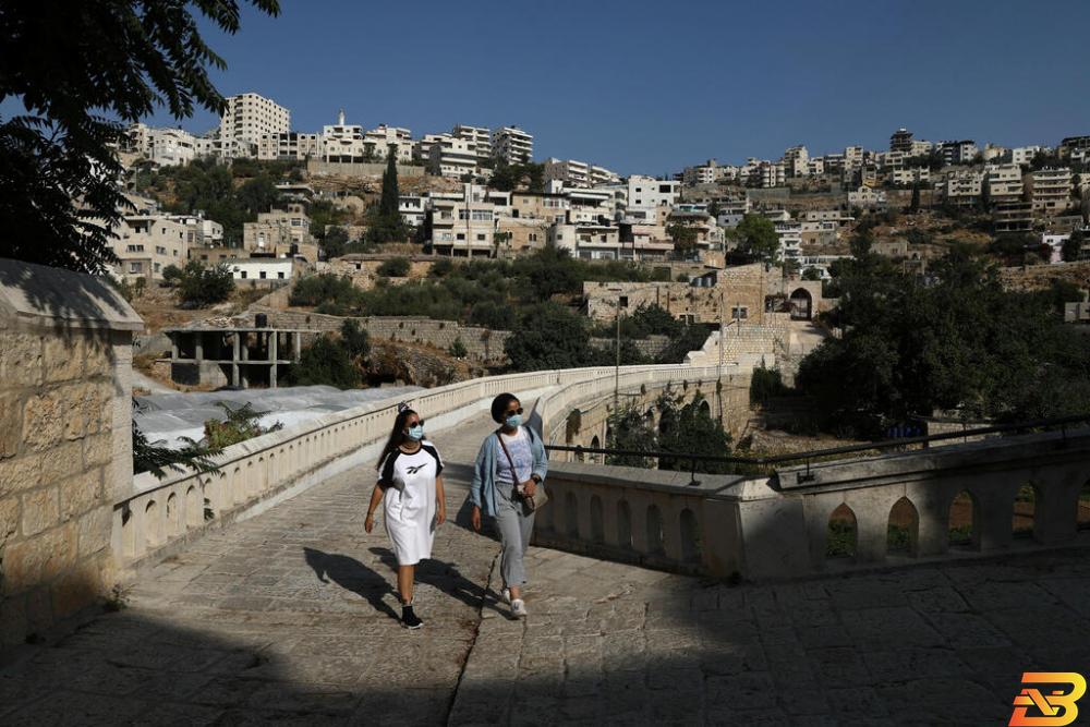 الفلسطينيتان مدونتان السفر ملاك حسن (إلى اليمين) وبيسان الحاج في دير بقرية إرطاس جنوبي بيت لحم يوم 9 سبتمبر أيلول 2020. تصوير: عمار عوض - رويترز. مدونتان فلسطينيتان تروجان للسياحة الداخلية