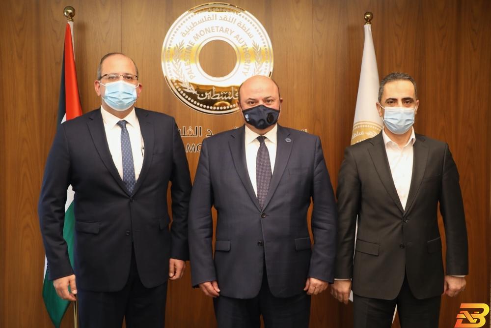 جانب من اللقاء محافظ سلطة النقد يلتقي بالقائم بأعمال مدير عام البنك الوطني