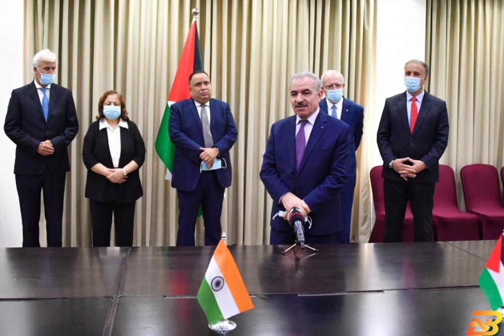 جانب من توقيع الاتفاقيات اشتية يرعى توقيع اتفاقيات تجديد منح من الهند
