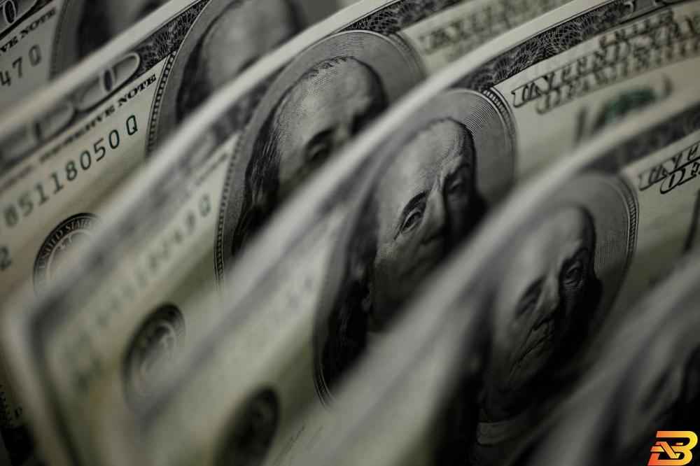 أوراق نقدية من عملة الدولار-تصوير رويترز الدولار يرتفع بعد مناظرة ترامب-بايدن