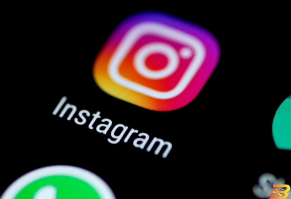 أيقونة تطبيق إنستجرام على شاشة هاتف في صورة من أرشيف رويترز. فيسبوك تدخل إصلاحا شاملا على إنستجرام يتيح التراسل مع ماسنجر
