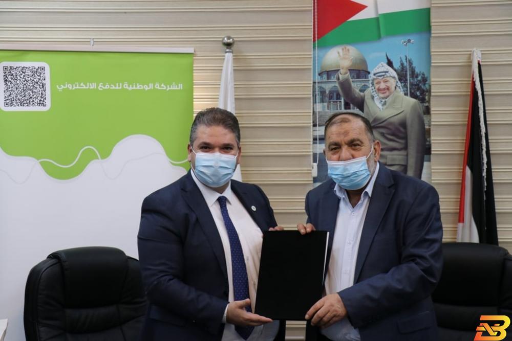 جانب من توقيع الاتفاقية شركة Jawwal Pay توقّع اتفاقيتي تعاون مع بلدية الخليل وكهرباء الخليل