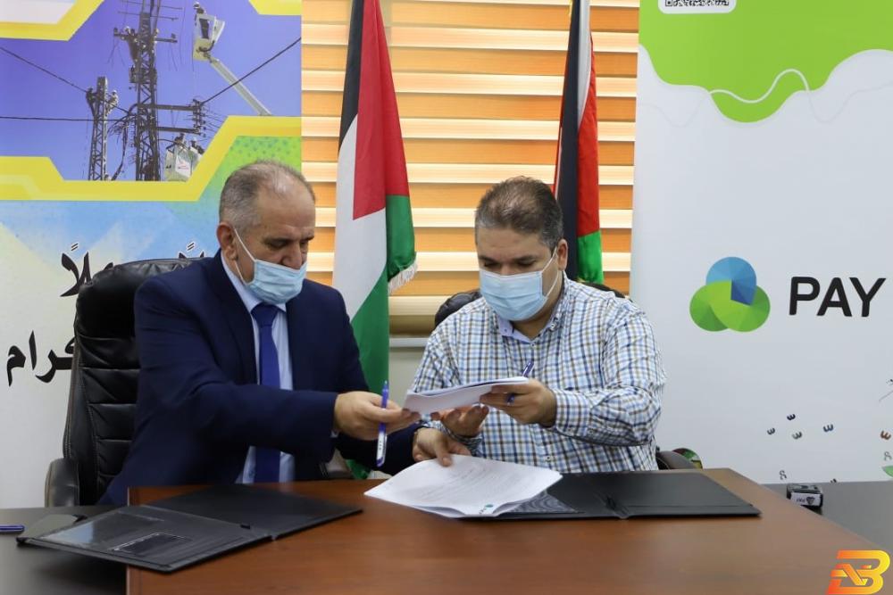 جانب من توقيع الاتفاقية شركتا Jawwal Pay وكهرباء الشمال توقعان اتفاقية تعاون