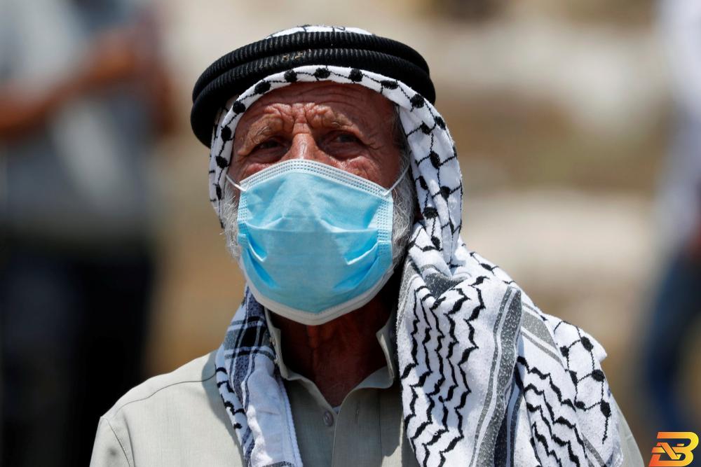 فلسطيني يضع كمامة للوقاية من فيروس كورونا المستجد في الضفة الغربية يوم 6 يوليو تموز 2020. تصوير: محمد تركمان - رويترز. وفاة و420 إصابة جديدة بفيروس كورونا
