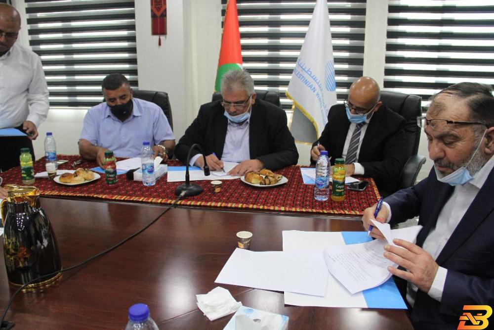 جانب من توقيع المذكرة توقيع مذكرة تفاهم لاستئناف العمل بمشروع محطة المعالجة في محافظة الخليل