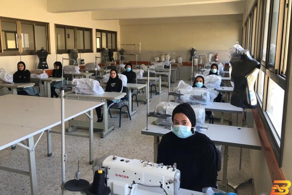 مختبر انتاج الملابس المشروبات الوطنية تجهز مشغلين مهنيين لمدرسة في الخليل
