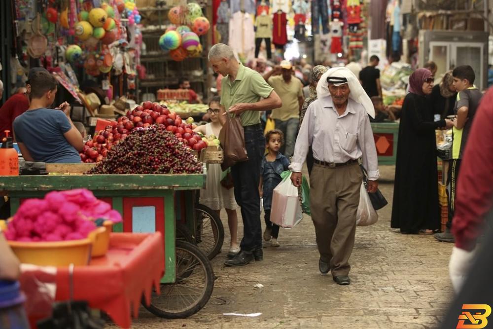 مواطنون يتجولون في اسواق نابلس القديمة. (عدسة: ايمن نوباني/ وفا) مؤشر غلاء المعيشة يسجل إرتفاعاً نسبته 1.26% في أيلول المنصرم