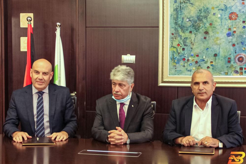 جانب من توقيع الاتفاقية إطلاق مبادرة ’فُرجت’ بمناسبة اليوم العالمي للقضاء على الفقر
