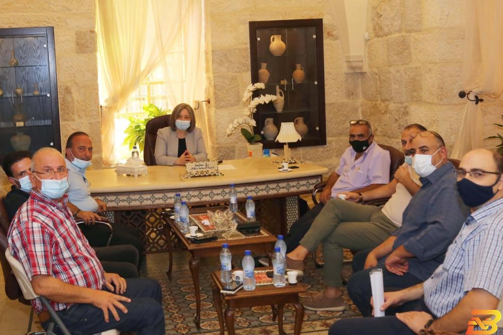 جانب من الاجتماع معايعة تؤكد أهمية تكاتف الجميع لمنع انهيار القطاع السياحي