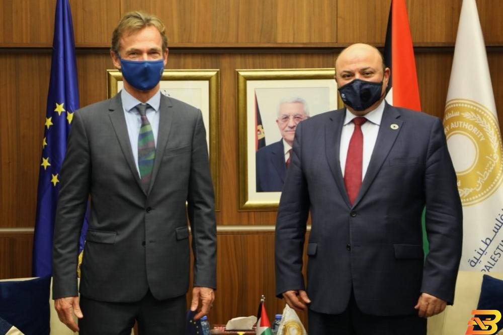 جانب من اللقاء الشوا يطلع ممثل الاتحاد الأوروبي على آخر تطورات القطاع المصرفي