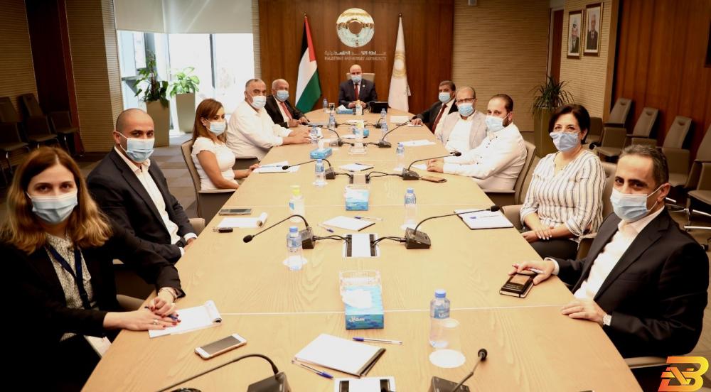 جانب من اللقاء محافظ سلطة النقد يستقبل وفداً من جمعية رجال الأعمال