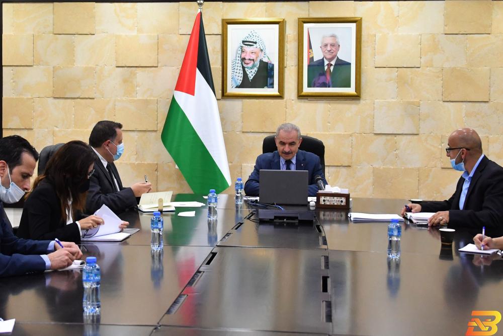 جانب من مشاركة رئيس الوزراء في الندوة الافتراضية اشتية: نسعى لمواكبة التسارع في تطورات سوق العمل
