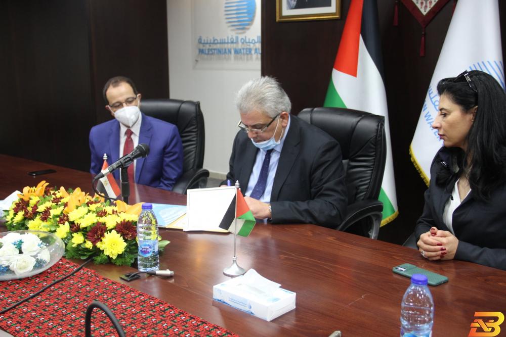 رئيس سلطة المياه الوزير مازن غنيم يوقّع المذكرة بحضور السفير المصري عصام عاشور، ووكيل وزارة الخارجية والمغتربين أمل جادو توقيع مذكرة تعاون مع مصر في مجال إدارة الموارد المائية