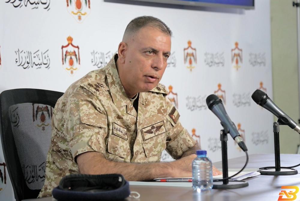 مدير عمليات خلية أزمة كورونا في الأردن، العميد مازن الفراية يتحدث خلال المؤتمر الصحفي-تصوير بترا 150 مسافرًا يوميًا عبر الجسر ابتداءً من الخميس