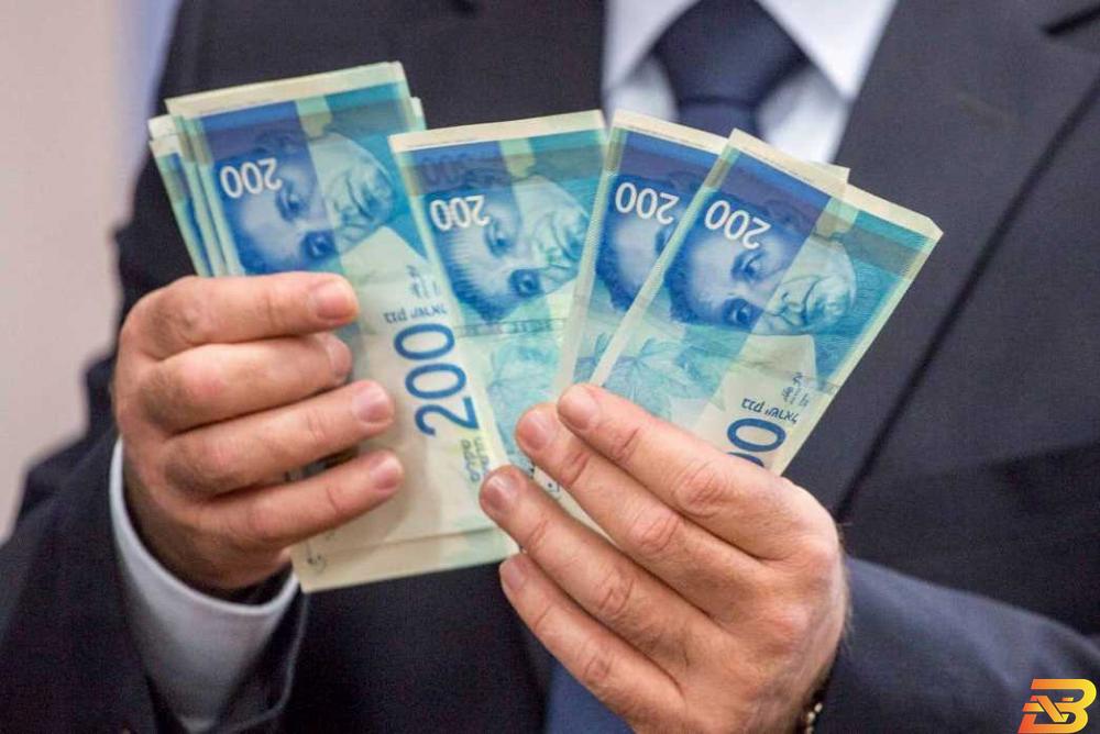 صورة توضيحية-أوراق من عملة الشيقل-تصوير وكالات بدء صرف رواتب الموظفين الأحد المقبل بنسبة 50%