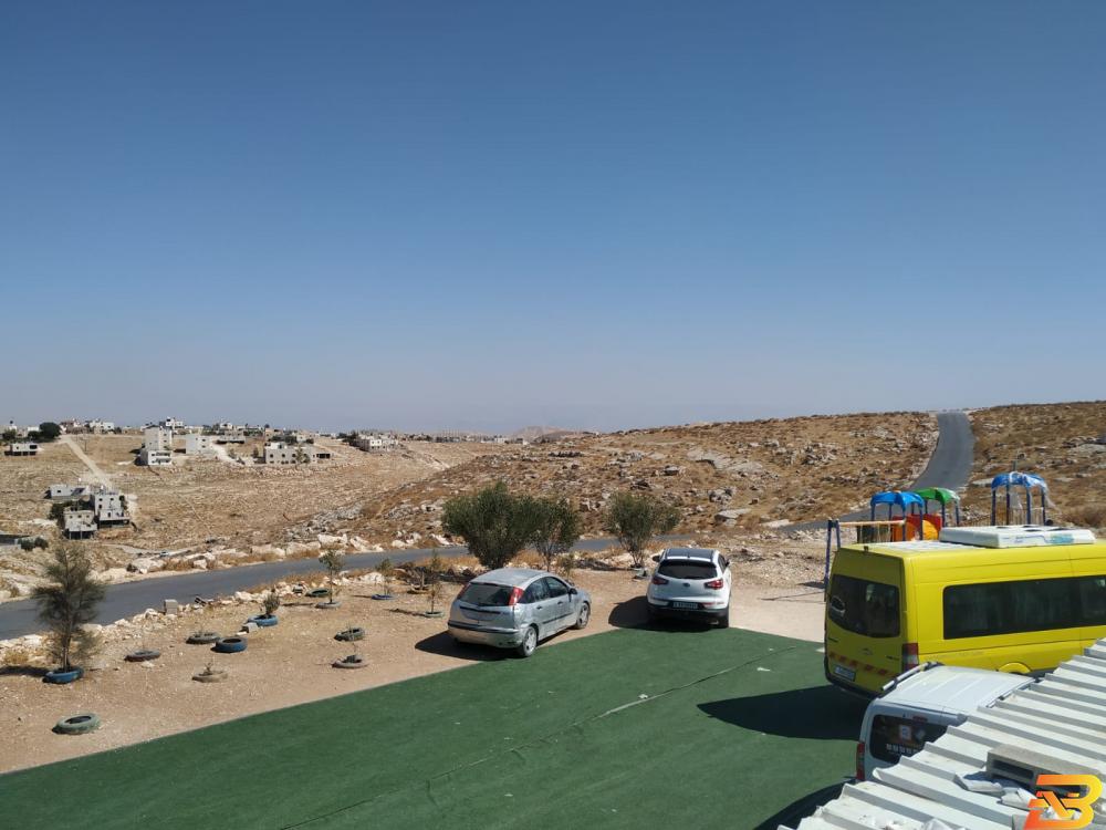جانب من تركيب الانترنت في إحدى المدارس المستفيدة ’كوول نت’ تساهم في توفير خطوط إنترنت لـ 54 مدرسة في المناطق النائية