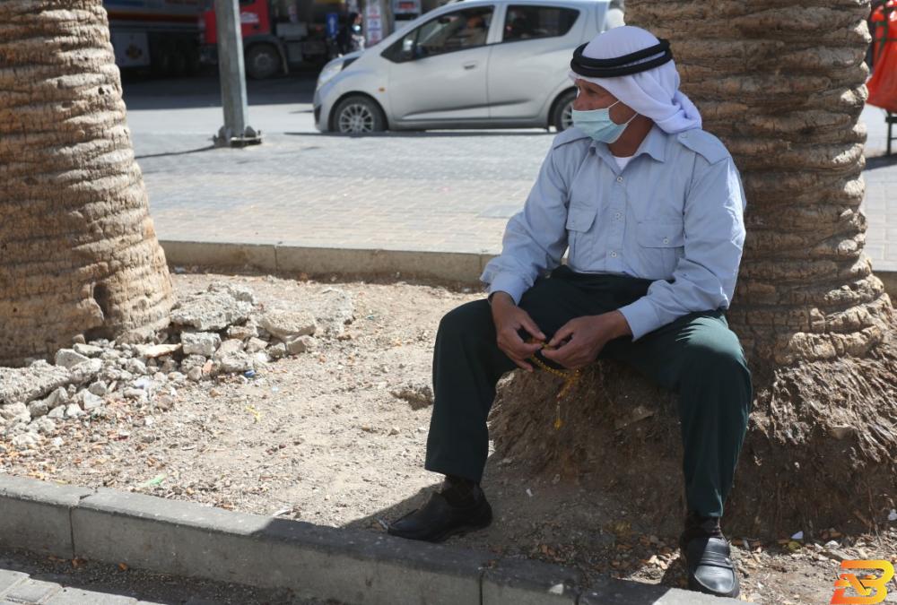 مواطن يرتدي كمامة وسط مدينة نابلس-تصوير وفا عدد إصابات كورونا يتجاوز 63 ألف و’الصحة’ تخشى ’فقدان السيطرة’