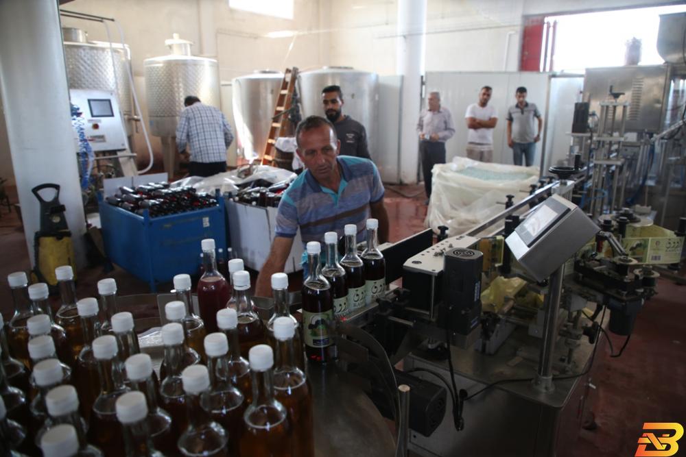 مصنع لانتاج عصير العنب الطبيعي في فلسطين بمدينة حلحول شمال الخليل.(عدسة:مشهور وحواح/وفا) حوالي 21 ألف مؤسسة صناعية تعمل في فلسطين