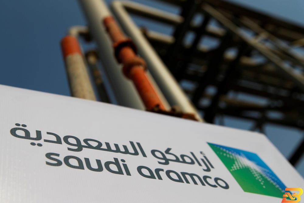 شعار شركة "أرامكو" السعودية أرباح أرامكو السعودية تهبط بنحو النصف