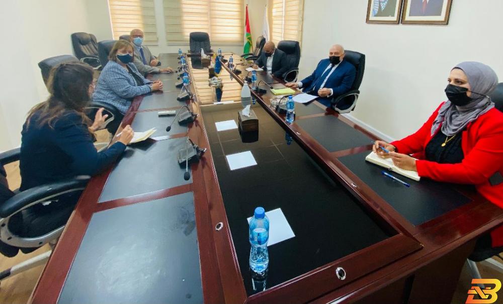 جانب من اللقاء وزير المالية يلتقي مبعوثة الاتحاد الأوروبي لعملية السلام