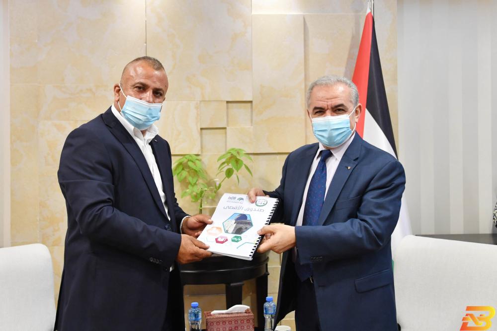 رئيس الوزراء محمد اشتية يلتقي مع مستشاره للصناديق العربية والإسلامية ناصر قطامي اشتية يشيد بدعم الصناديق العربية والإسلامية المتواصل لفلسطين