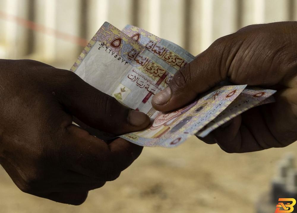 صورة توضيحية-أوراق من عملة الريال العماني-أرشيف وكالات عُمان تتجه لفرض أول ضريبة على الدخل في دول الخليج