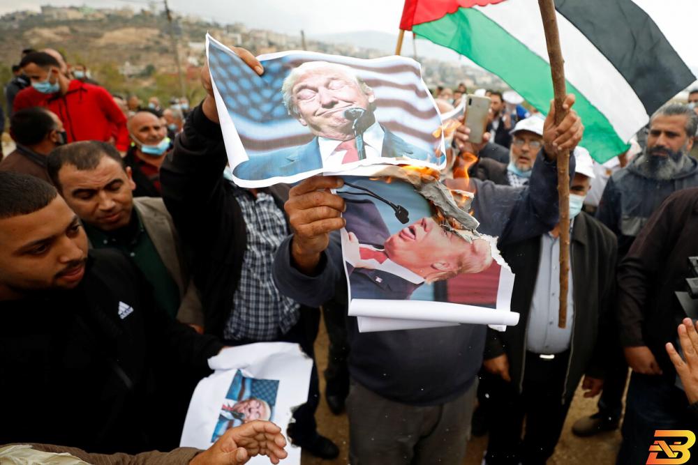 فلسطينيون يحرقون صورا لترامب خلال مظاهرة في الضفة الغربية يوم السادس من نوفمبر تشرين الثاني 2020. تصوير: محمد تركمان - رويترز. الفلسطينيون يرحبون بخسارة ترامب لكن يتوخون الحذر من بايدن