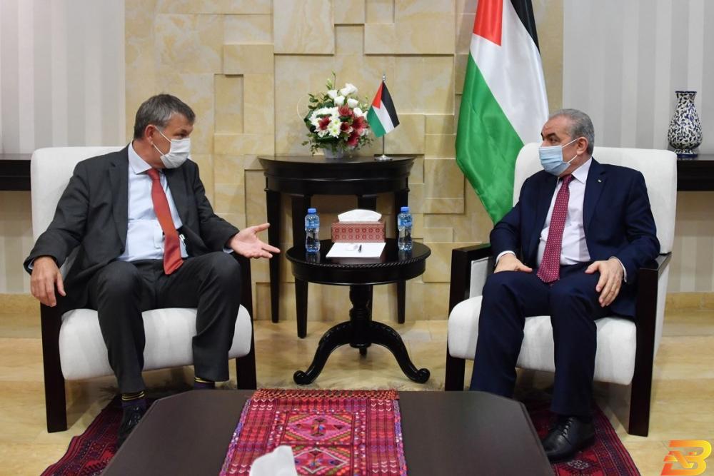 جانب من اللقاء اشتية: الأونروا تعاني من الحرب المالية التي يواجهها الفلسطينيون