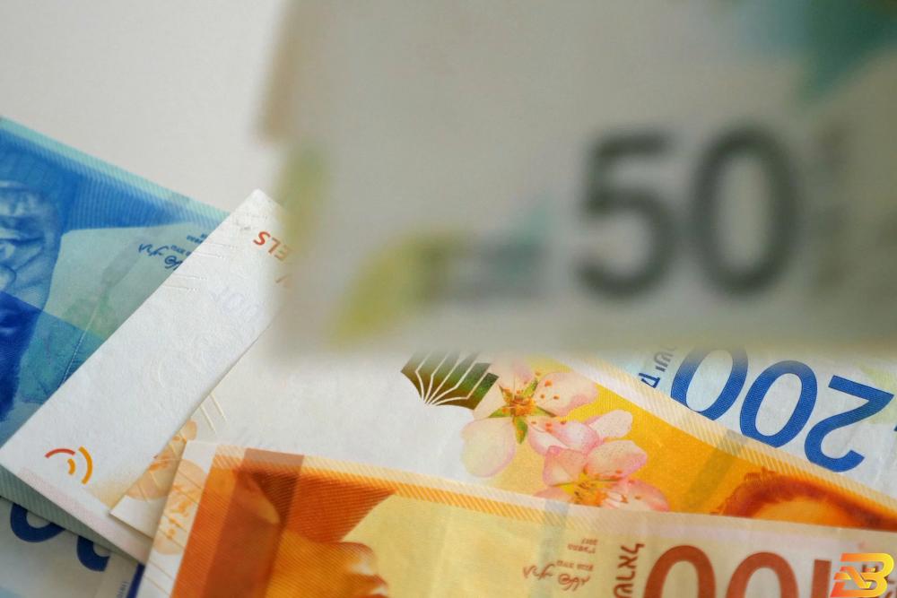 أوراق نقدية من عملة الشيقل-تصوير وكالات تأخر صرف المنحة المالية للعمال المتضررين ووزارة العمل توضّح