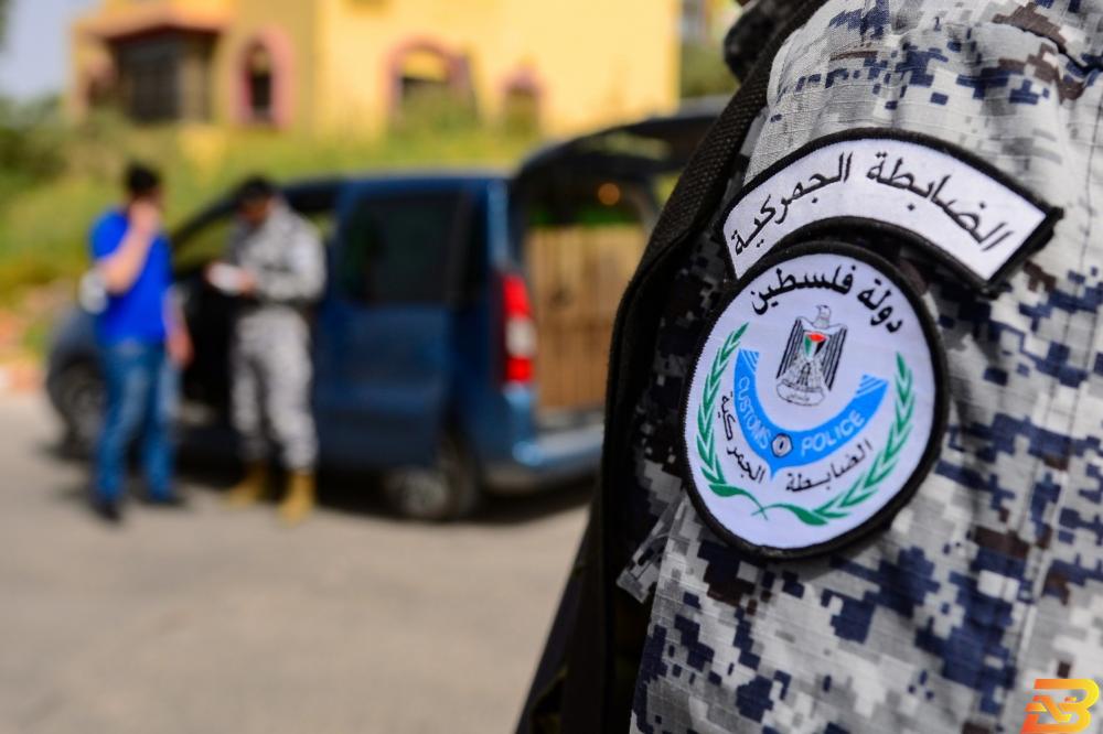 شعار الضابطة الجمركية اتلاف 13.4 طن بضائع منتهية الصلاحية الشهر المنصرم